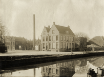 41030 Gezicht op de kantoor- en fabrieksgebouwen van de Bierbrouwerij De Krans (Croeselaan 1) te Utrecht; rechts de ...
